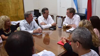 El ministro de Producción, Turismo y Desarrollo Económico, Juan José Bahillo analizó con el intendente de Paraná, Adán Bahl y otros funcionarios el desarrollo de la industria del software en la capital provincial.