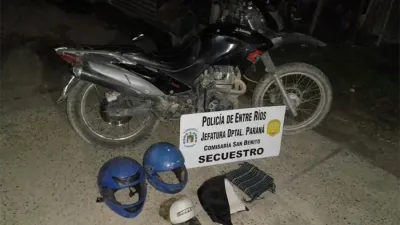 La moto y otras pertenencias que le fueron secuestradas al detenido, sospechado de intervenir en el robo en San Benito.