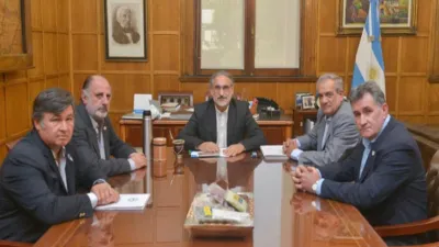 Luis Basterra con dirigentes de la Mesa de Enlace