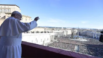 El papa Francisco imparte la bendición Urbi et Orbi desde la Basílica de San Pedro.