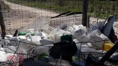 Desconocidos arrojaron unos cien envases de agrotóxicos en el ingreso al basural de Pueblo General Belgrano. La denuncia se radicó en la Fiscalía y se espera que la Municipalidad aporte las filmaciones de las cámaras de video vigilancia para dar con los responsables.