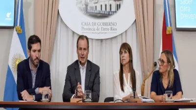 Bordet junto a funcionarios