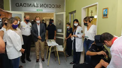 Hoy se iniciará la vacunación al personal de educación especial. Son más de mil docentes y se estima que la inmunización podría continuar el lunes y así culminar con este grupo.