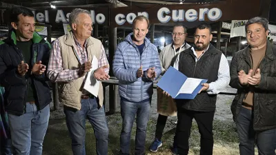 El primer mandatario provincial anoche asistió a la Fiesta Nacional del Asado con Cuero que se realiza en Viale.