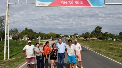 El gobernador Gustavo Bordet en su visita a Puerto Ruiz, donde también recorrió los trabajos de obras sanitarias que mejorará la calidad de vida de la población.
