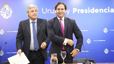 Imagen de archivo del renunciado canciller uruguayo Francisco Bustillo y el presidente del Uruguay, Luis Lacalle Pou.