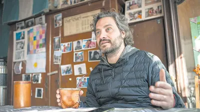 El jefe de Gabinete, Santiago Cafiero, en la unidad básica Justicia Social que está ubicada en uno de los ingresos a La Cava, en Rolón y Neyer, en San Isidro.