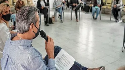 Adán Bahl con vecinos calle Racedo