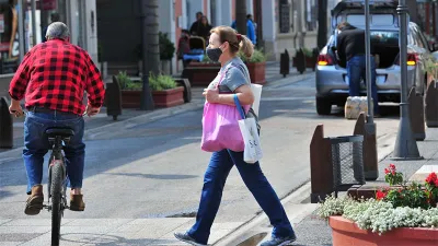 caminando con barbijo 