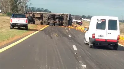 camión volcado en Autovía 14