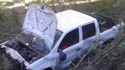 Una camioneta despistó en la Autovía 14 y terminó abajo de un puente