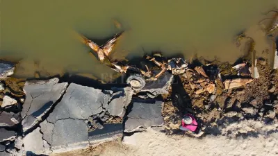 El esqueleto de la camioneta y el reportero gráfico del diario El Litoral in situ, en el instante de la captura histórica de los vestigios.