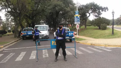 Los operativos policiales reforzaron la restricción vehicular en los paseos y parques de Paraná.