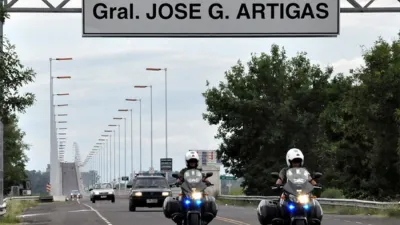 El beneficio del 50% del peaje en el puente General Artigas que vincula Colón con Paysandú estará vigente hasta las 5 del lunes 18 de abril.