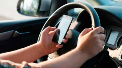 celular en el auto