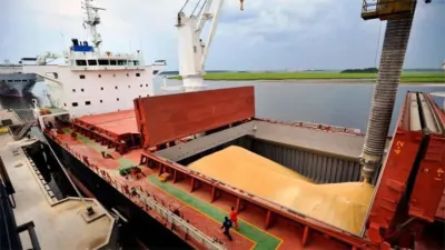 Por decreto, el Gobierno aumentó las retenciones y creó el Fondo del Trigo y las entidades del campo anunciaron protestas.