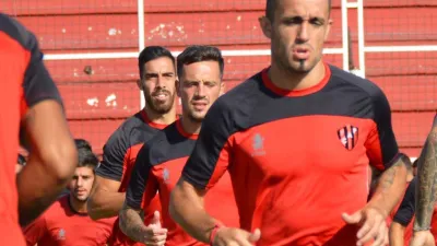 Con 19 jugadores, Patronato viajó a Buenos Aires para visitar al “Bicho”