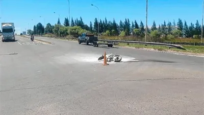 El impacto entre la moto y la camioneta se produjo aproximadamente a las 15 del miércoles pasado, en la intersección de la Ruta Nacional N° 12 y calle Newbery de Paraná.