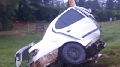 El despiste fue protagonizado por un Renault Megane: su conductor quedó atrapado en el vehículo y fue rescatado por los Bomberos Voluntarios.