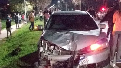 El siniestro fatal se produjo cuando el automóvil impactó de atrás a una moto que estaba estacionada en Avenida Presidente Perón de Santa Elena.
