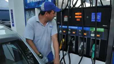 El gobierno comenzó a aplicar a partir del jueves pasado un aumento gradual de los impuestos a los combustibles. Se esperan más aumentos para febrero y mayo.