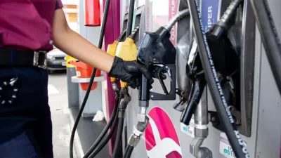 Más ahogo. Este domingo operará una nueva suba de combustibles y todas las naftas quedarán por encima de los $1.000. habrá más incrementos.