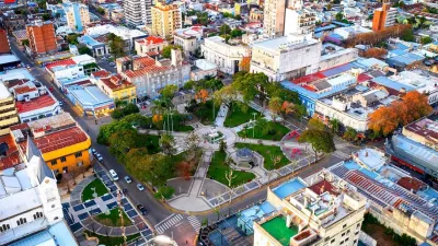La Plaza 25 de Mayo de Concordia se está poniendo en valor dentro del Plan Estratégico de Desarrollo Urbano.