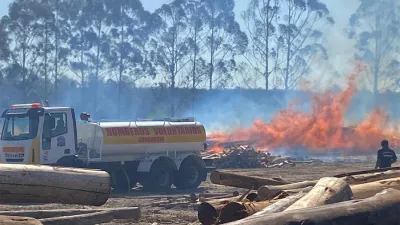El incendio afectó a la empresa Impregnadora Concordia, que comercializa madera para diferentes aplicaciones.