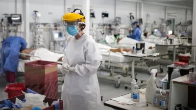 Personal médico realiza controles a pacientes con Covid-19 en una unidad de terapia intensiva en un hospital de la provincia de Buenos Aires.