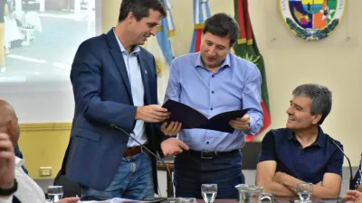 Enrique Cresto junto al ministro de Desarrollo Social, Daniel Arroyo, que fue declarado huésped de honor del municipio