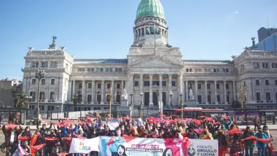 Militantes en las inmediaciones del Congreso viviendo lo que fue la antesala de la aprobación de la Ley de cupo trans.
