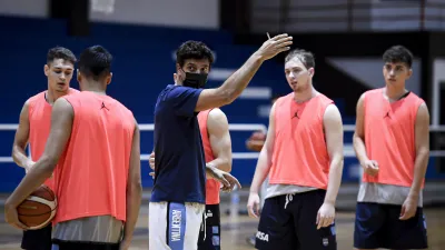 El colonense Daniel Farabello y sus dirigidos viajaron para disputar el Mundial U19