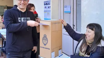 Dante Klocker al emitir su voto en la Escuela Moreno de Paraná.