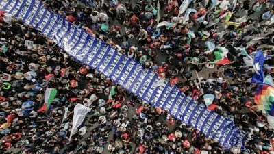 Una marcha que pretende quedar en la memoria de todos, repudia el negacionismo y denuncia el recorte de las libertades democráticas que ejecuta el gobierno de Javier Milei.