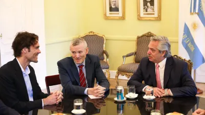 Fernández se reunió ayer con Philipp Schindler, Chief Business Officer Global de Google; por la noche firmó el decreto de doble indemnización.