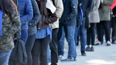 La tasa de desocupación en Argentina bajó al 7% a fines de 2021