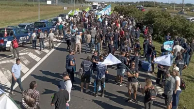 La reacción de los trabajadores ante la amenaza de una ola de despidos ya generó cortes de ruta.