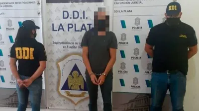 La foto de Buzali esposado difundida por la policía