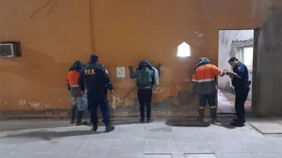Las tres personas fueron detenidas en momento en que estaban incendiando una isla del Delta, en inmediaciones del Arroyo Los Laureles. Quedaron alojado en una Unidad Penal provincial, pero a las órdenes del juez Federal de Victoria.