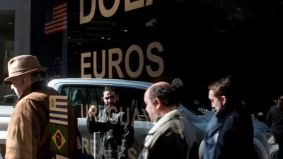 Alta demanda de dólares, una constante de las últimas semanas. Para mañana, los bancos reforzaron la liquidez en toda su red e incluso algunas entidades consideran extender el horario de atención al público.