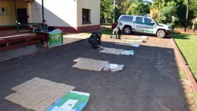 Personal del Escuadrón 13 de Gendarmería secuestró 398 paquetes rectangulares con poco más de 276 kilos de marihuana.