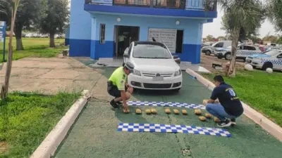 La droga se encontraba oculta en el interior de una camioneta en la que se trasladaban dos personas. 