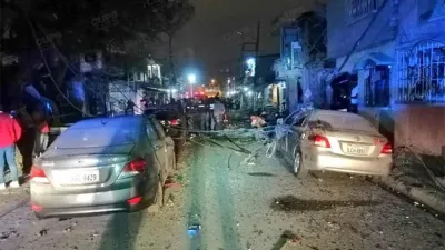Unas cinco personas fueron muertas y 16 heridas. Además, resultaron afectadas viviendas y autos.