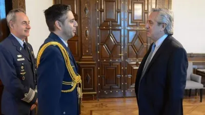 El edecán Diego Bravo Reta junto a Alberto Fernández