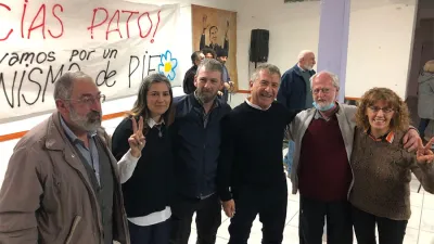 Urribarri y un grupo de militantes, entre ellos Massarotti y Grimalt.