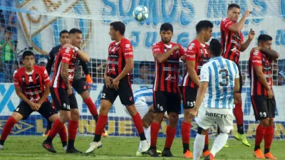 A Patronato no le alcanzó con un buen segundo tiempo y tropezó ante Atlético Tucumán