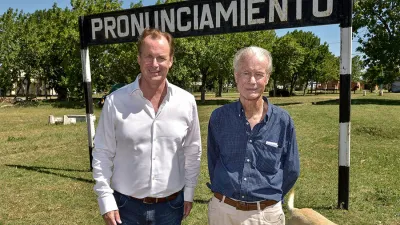 El gobernador junto a su padre, quien había nacido en Pronunciamiento hace 84 años.