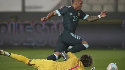 Argentina se hizo fuerte en Lima y cerró el año con un sólido triunfo ante Perú