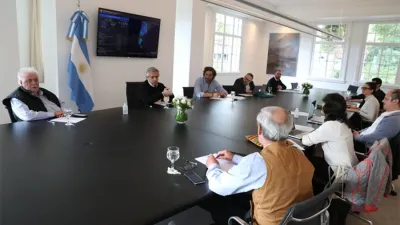 Imagen de archivo del Presidente Alberto Fernández en reunión con parte de su equipo de colaboradores.