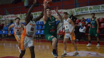 Básquet: Villa Mitre lo cerró mejor y se adelantó ante Estudiantes de Concordia